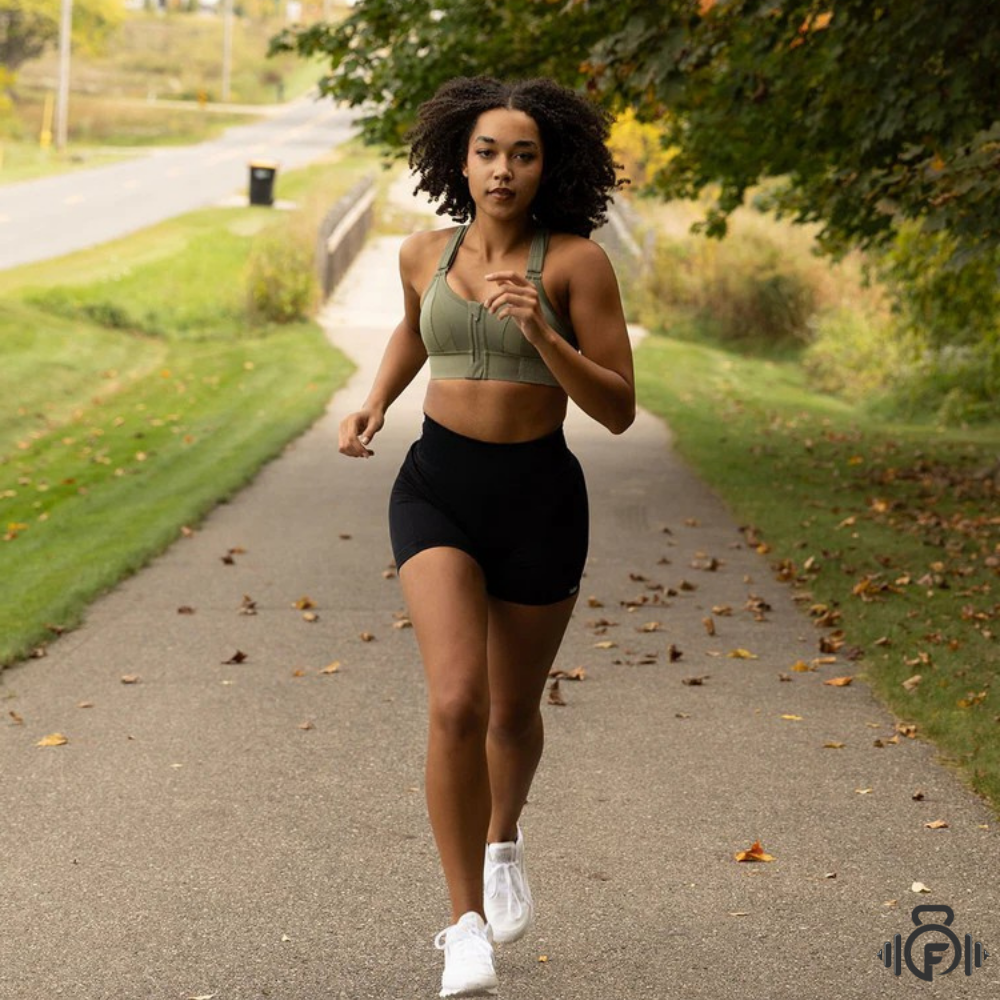 Brassière de sport femme alliant style moderne, confort optimal et maintien pour sport quotidien.