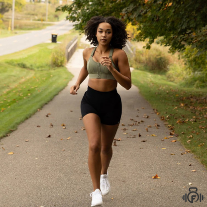 Brassière de sport femme alliant style moderne, confort optimal et maintien pour sport quotidien.